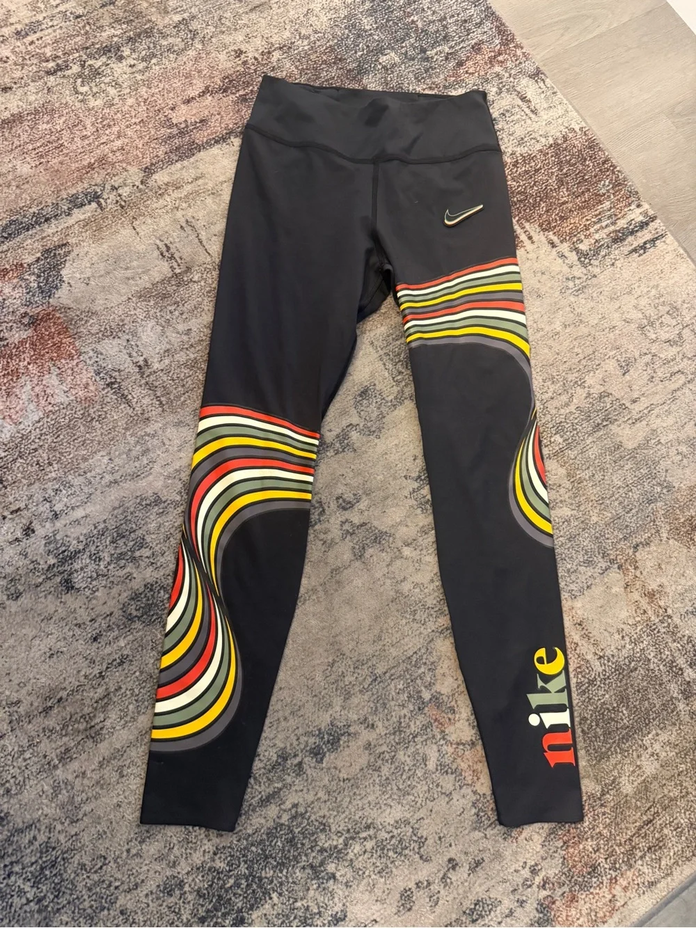 Nike Women's Black Multicolor Wave Print Leggings